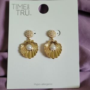 Time and Tru Goldtone Shell and Simulated Pearl Earring